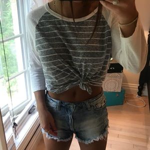 quarter sleeve grey and white striped tee